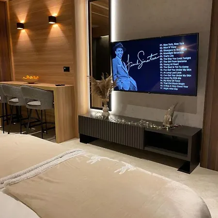 Woodside 106 Apartment